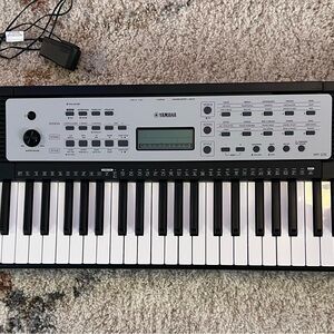 Yamaha Keyboard in Black and Silver Console